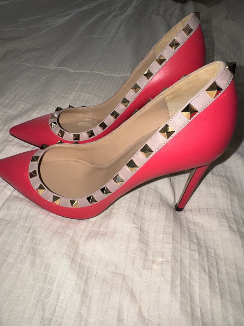 Valentino pointed Rockstud heels.👠